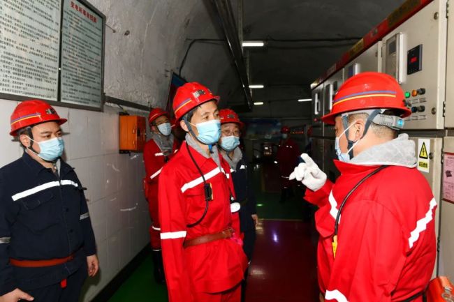 菏泽市委副书记、市长张伦进入矿井内调研安全生产工作