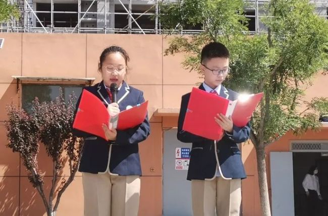“疫”散复学日，济南历城区万象新天学校五、六年级举行隆重的升旗仪式