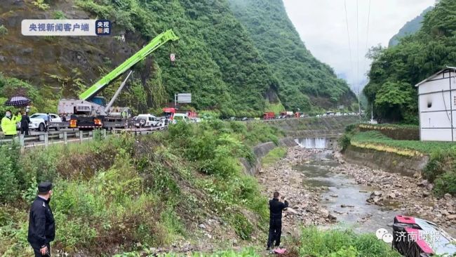 重庆城口一大巴车翻入河沟，1人死亡1人重伤