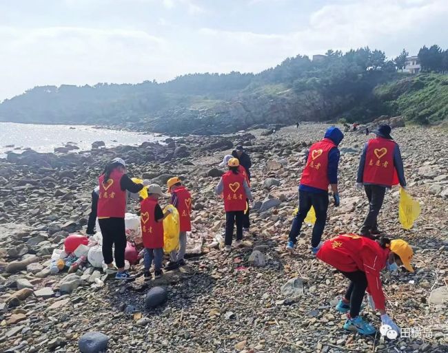 三联田横岛度假村与田横岛小学携手清理海岸线垃圾，共创美好家园