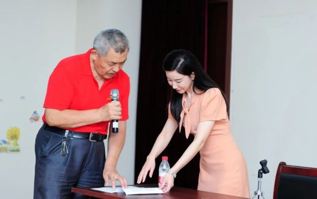 在朗诵公益课现场,书匀深入浅出,从情感和技巧两方面指导大家掌握朗诵