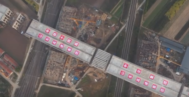潍青高速四标段潍河大桥伸缩缝安装正在施工，年底或具备通车条件