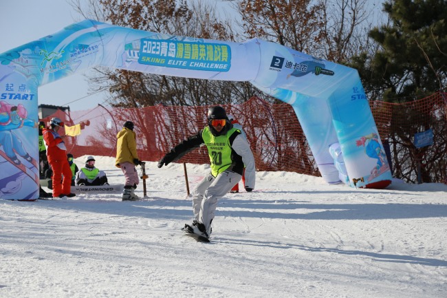 青岛滑雪精英挑战赛在西海岸新区开赛，掀起岛城冬季旅游新热潮