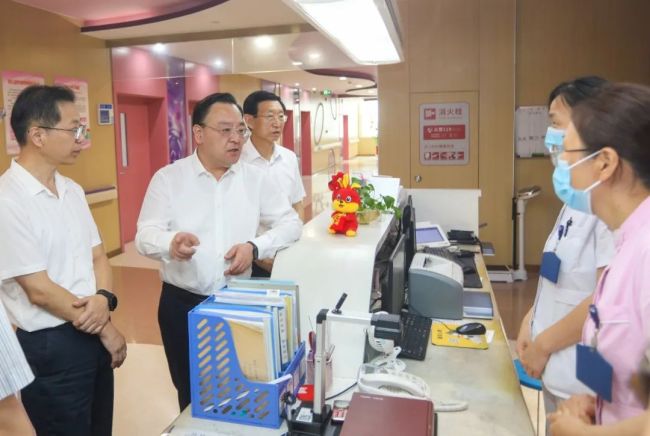 威海市委书记闫剑波到医疗机构现场办公，提升群众就医获得感和满意度
