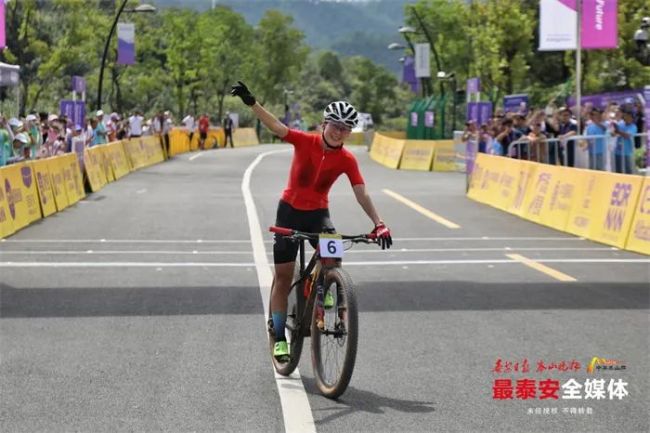 李洪凤折桂山地自行车越野赛，为泰安斩获杭州亚运会第一金！