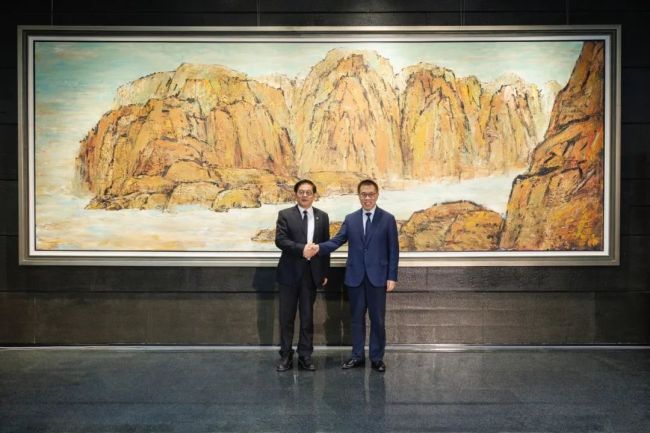 徐里作品《黄河第一湾清水湾》捐赠仪式昨日在北京艺术中心举行