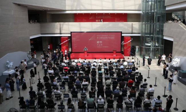 “第十四届全国美术作品展览雕塑作品展”昨日在杭州开幕，展期至8月4日