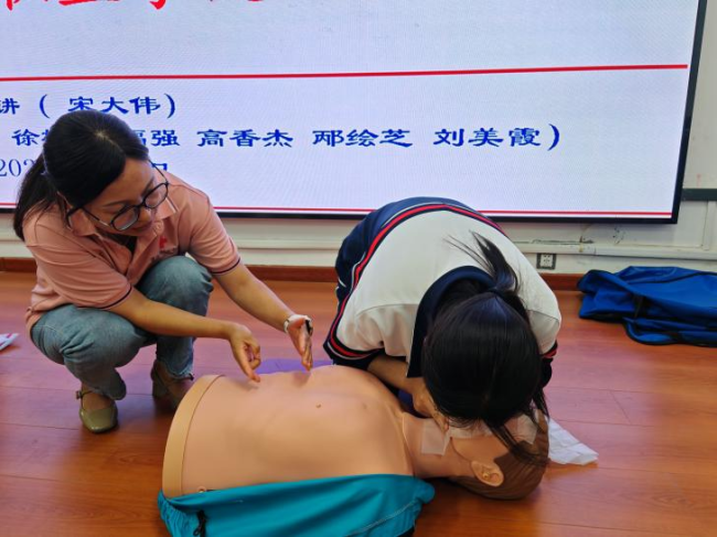 青岛莱西市日庄镇：心肺复苏（CPR+AED）技能培训进校园，上好生命“必修课”