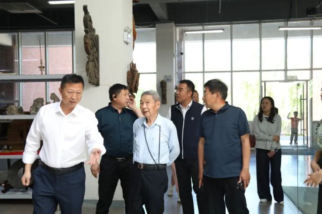 知名专家到山东力明科技职业学院参观考察，共探教育发展新路径