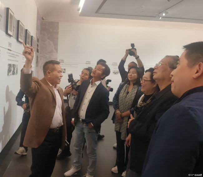 许钦松、许鸿飞、洪晓龙、梁如洁等观展.jpg