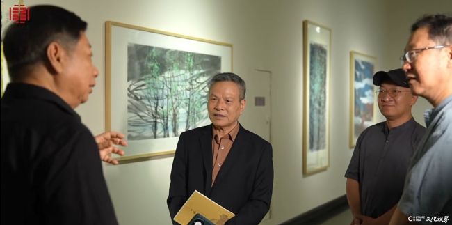 方楚雄、郭子良、江冰教授等人观展.jpg