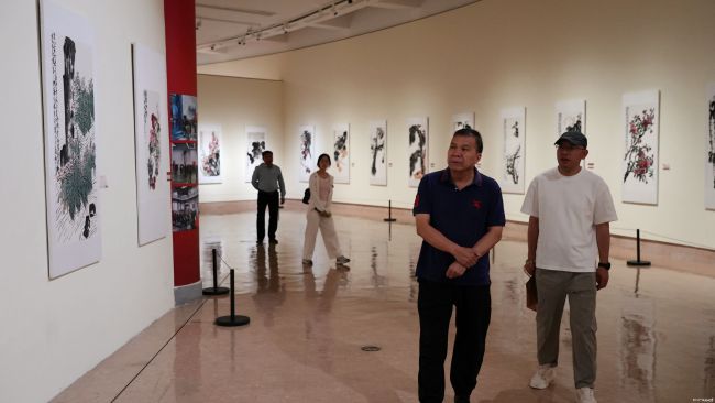 “花开盛世——孙成刚大写意花鸟画全国巡展（西安站）”昨日在陕西省美术博物馆开幕
