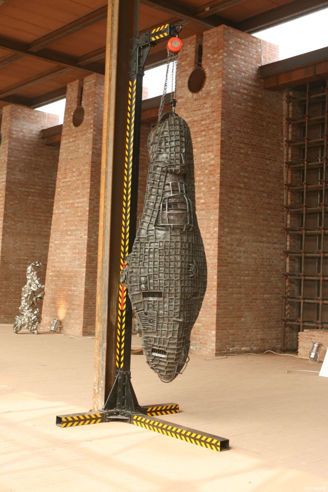 06《战俘》 钢 主体280×76×50（厘米）2008.JPG