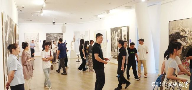 首届“学院星空——名师提名展”（2025年）暨“学院星空——馆校共建座谈会”今日上午在济南市美术馆圆满举行