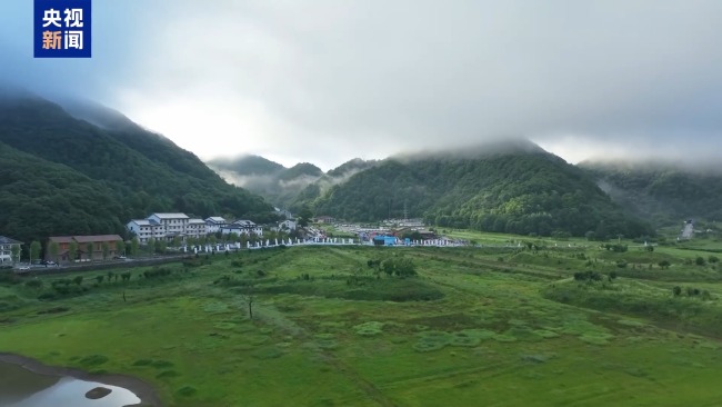 高温“烤”热“清凉经济”：避暑秘境与防晒科技成新宠