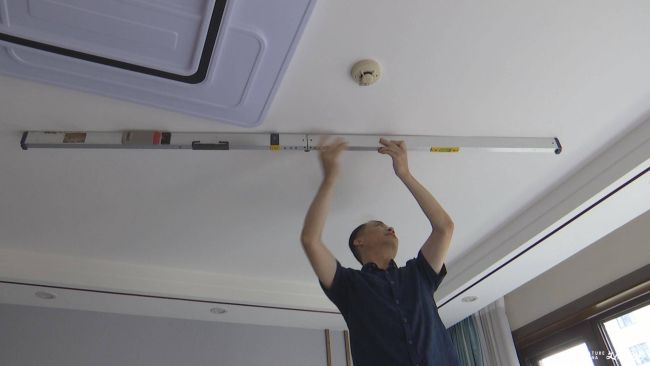 潍坊凤栖壹号院楼板开裂引担忧 验房师查出多个问题 开发商承诺出具维修方案