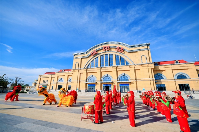 “山海体旅·丹香号”银发旅游专列城阳启程