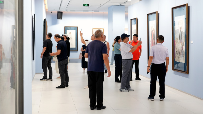 “墨海·心源——于文江中国画作品展”昨日在烟台美术博物馆（烟台画院）开幕