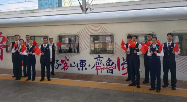 月满中秋夜 温情满归途——济南客运段广州车队乘务人员坚守岗位共度别样团圆节