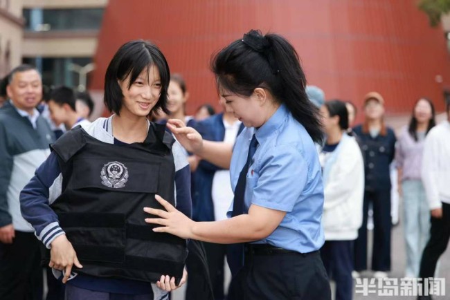 零距离体验特警装备！城阳区检警联合普法进校园