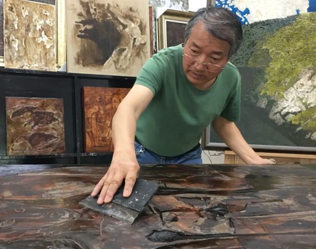 “分叉：树——陈恩深当代漆画展”昨日在四川美术学院美术馆开幕