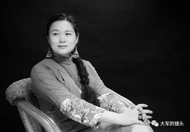 济南雨日,谁在古馆用牡丹“绘”风骨?——探访陈金梅山水花鸟展