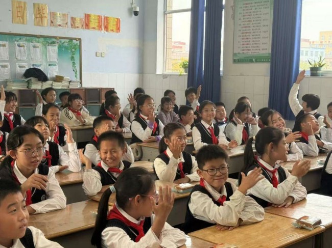 济南市莱芜区市场监管局开展法治宣传进校园活动 新莱芜  08:16  为深入推动法治宣传教育法贯彻实施，10月31日，济南市莱芜区市场监管局按照“谁执法谁普法”的普法责任制规定，开展法治宣传进校园活动。    食品安全是市场监管局的重要职责之一，为提高青少年食品安全意识，普法工作人员走进花园学校课堂，为学生们讲解了一堂生动实用的校园食品安全课。课堂上，工作人员详细介绍了校园食品安全的重要性、常见食品安全隐患、垃圾食品的危害性以及如何注意食品安全。    活动最后，工作人员与学生进了互动。“今天你学到了什么？”“选购食品要注意什么？”“碳酸饮料中含有碳酸，饮用后会和身体里的钙形成碳酸钙，造成钙的流失，我就长不高了”“在购买食品时，要看食品的生产日期、保质期”“以后我要少吃垃圾食品，要不然就会变胖”⋯⋯同学们结合课堂所学踊跃举手、争相抢答。  此次普法活动成效显著，同学们在轻松愉快的氛围中收获了宝贵的食品安全知识，认识了校园食品安全的重要性，增强了辨别不安全食品的能力。