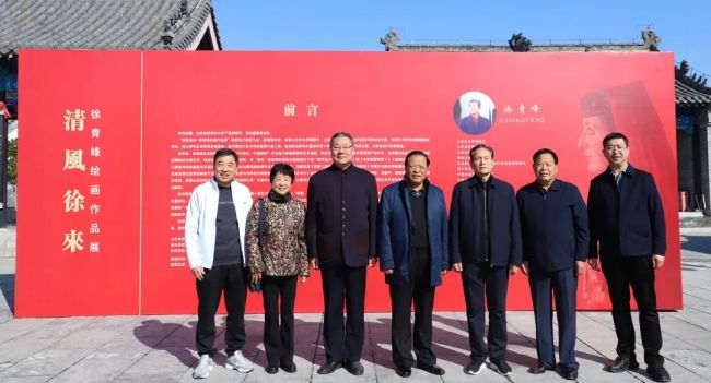 曲阜孔子儒学促进会顾问孔令柱与中华文促会颜子文委会顾问颜世元一行昨参观“清风徐来——徐青峰绘画作品展”