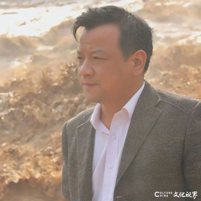 《丹青铸魂》丨与徐里一起走近窦鸿《平型关大捷》,感受画作所蕴含的厚重历史与爱国情怀