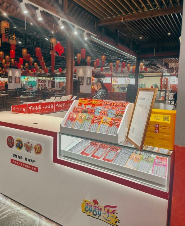 一抹福彩红半城烟火半城情—公益福彩扮靓德州奥莱广场589街区