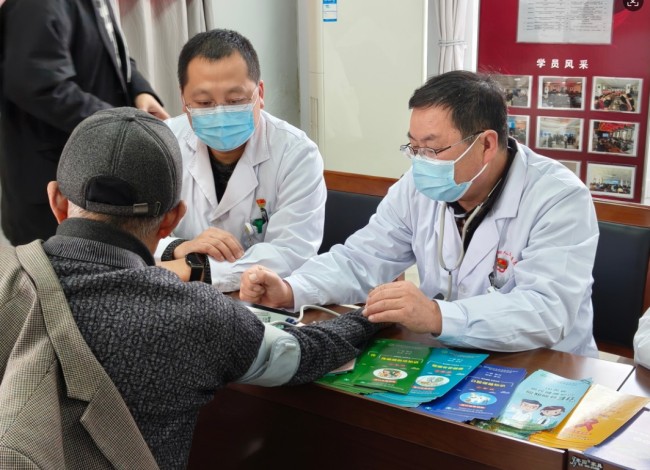 专家来到家门口，健康服务“零距离”！莱山这场公益义诊暖人心