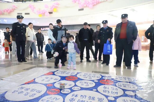 “泉城警觉 全民反诈”快闪燃爆济南莱芜商圈