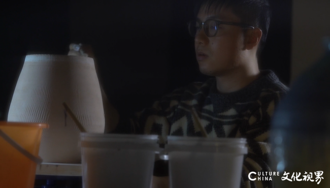 “马驹同行——常青·阿郎1+1马年迎新生肖作品展”丨马蹄踏岁月，藏在生肖长卷里的三代情与光阴诗