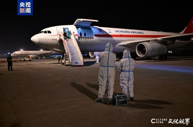 旅日大熊猫“晓晓”“蕾蕾”今日凌晨平安回国，顺利入住中国大熊猫保护研究中心雅安基地