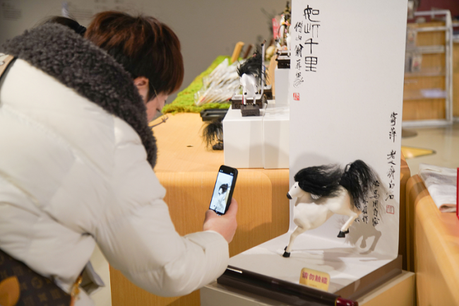 “哭哭马”“琉璃马”“潦草小马”各种显眼包“马力拉满”——马年文创产品主打非遗与创意双向奔赴全球出圈