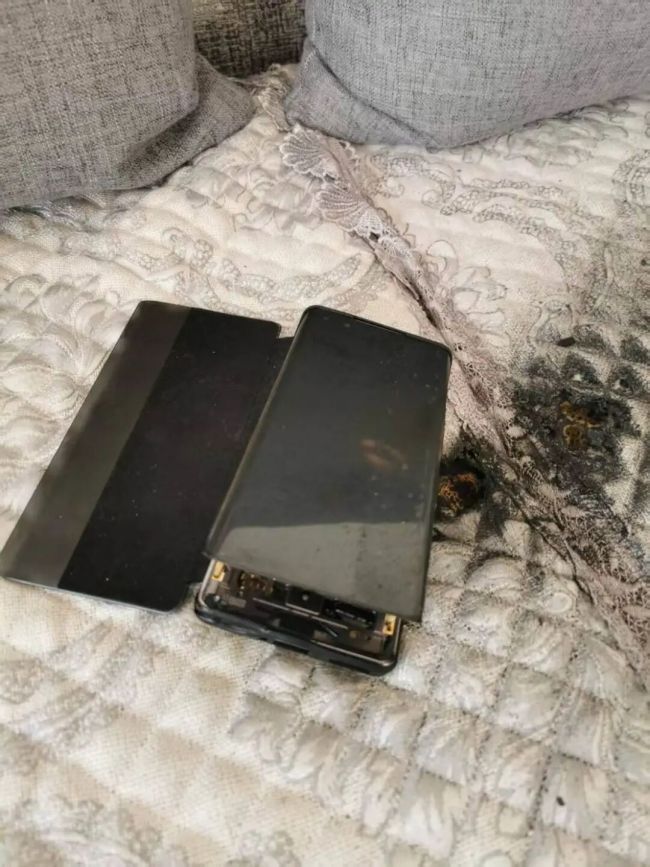 3·15在行动 | 荣耀手机爆炸引燃家具,烧坏羽绒服,消费者对公正性存疑拒寄厂检测,官方回应迟迟未到