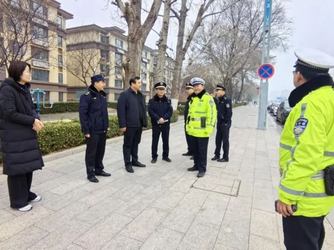 济南市莱芜区：多部门联动整治违停，守护道路畅通暖民心