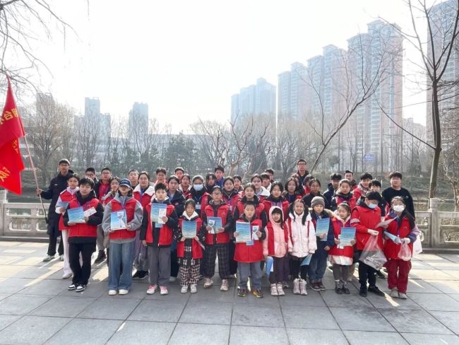 青春护河守碧水，雷锋精神永传承——烟台莱山区开展雷锋月中学生巡河活动