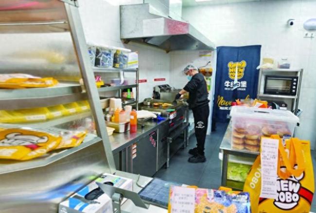 3·15在行动丨主打是“手工现做”，实则用预制肉饼——牛约堡被曝宣传与实际不符，食安、卫生问题引多方投诉