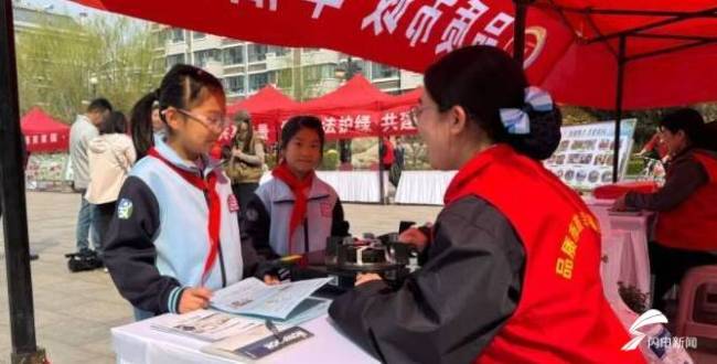 潍坊:30多名小学生化身“护绿员” 开启绿色探索之旅