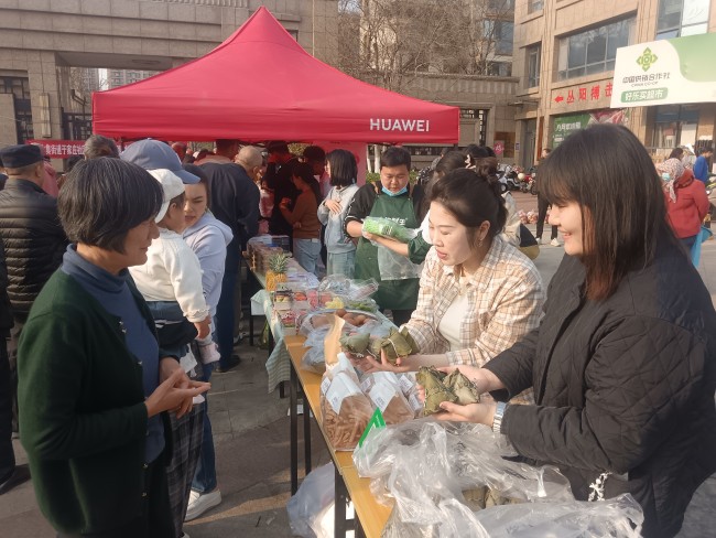 青岛莱西水集街道开展“乐购莱西·春日惠享”消费四进系列活动暨“社区惠民·家门口的好物市集”水集专场活动