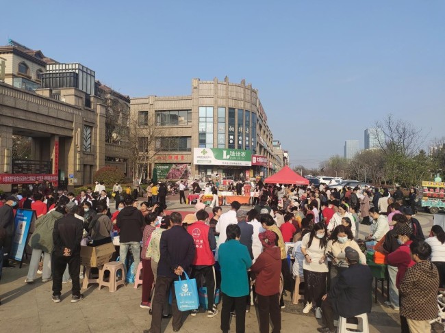 青岛莱西水集街道开展“乐购莱西·春日惠享”消费四进系列活动暨“社区惠民·家门口的好物市集”水集专场活动