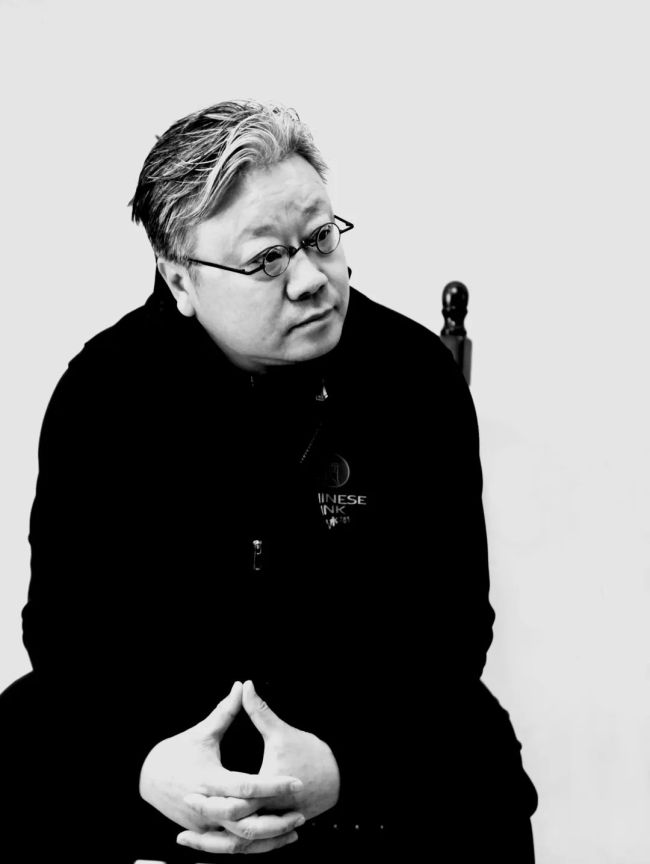 姜永安水墨人物画的“墨分五层”，用水墨皴染将物理空间衍变为精神空间