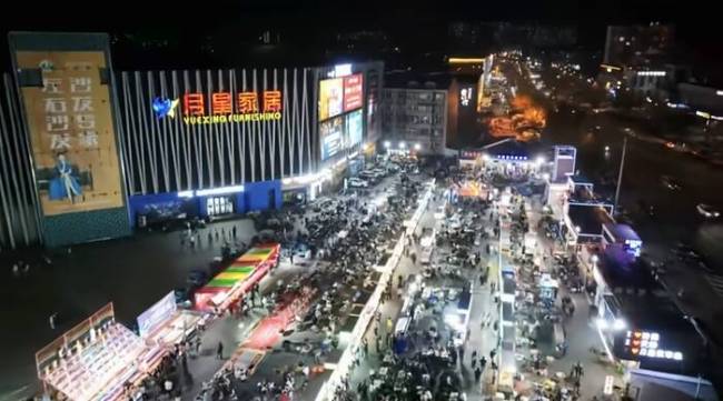 白天停车场晚上夜市 济南北最大夜市“潮汐变身”升级开市