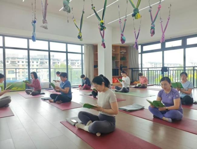 “阅读 + 瑜伽”——济南市莱芜区妇联创新解锁全民读书月新体验