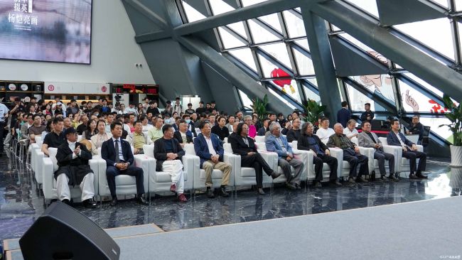 “鹊华掇英——我自然·杨恺亮油画作品展”昨日在济南市美术馆（济南画院）开幕