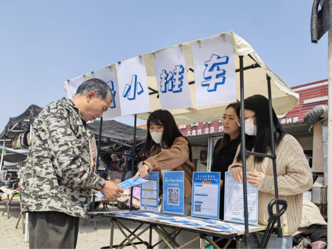 政务服务送上门 便民惠企暖人心——烟台莱山区“政务服务小推车”走进北陈市场