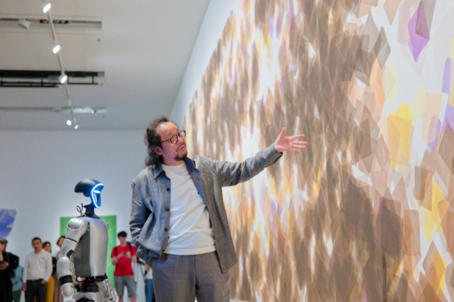 向机器人解释绘画?“桑火尧:笔触宇宙” 展览在上海浦东美术馆开启科艺新境