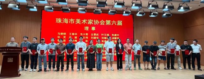 市美协第六届理事会主席刘文伟为市美协第六届理事会颁发证书.jpg