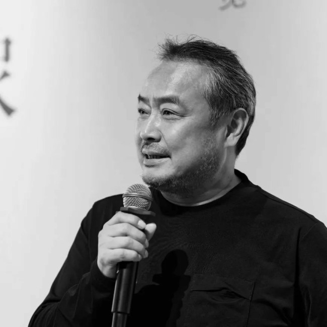 那些流动的水色、变幻的光影，是对自然与生命的深情絮语——王敏杰笔下的海